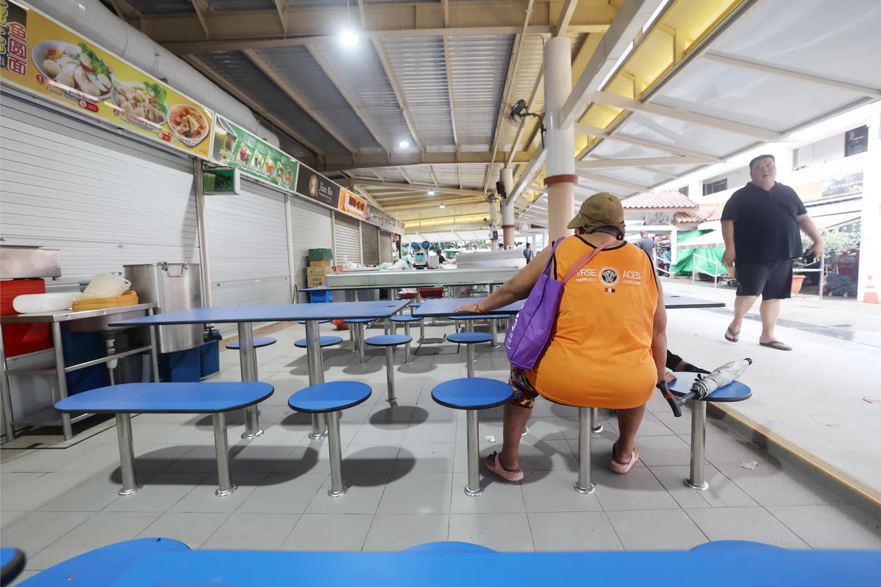 有食客和摊贩反映，座位间距过窄，用餐时几乎“肩碰肩”，影响用餐体验。（陈渊庄摄）