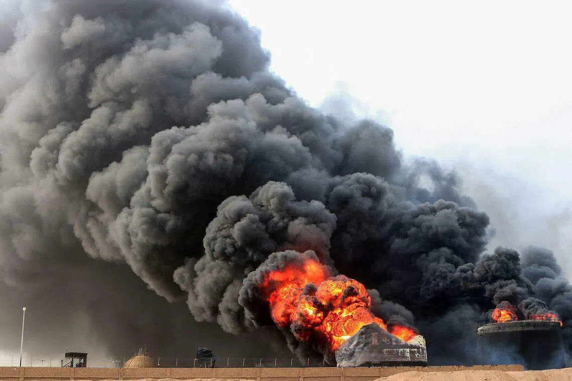 荷台达一处石油储存设施遇袭后，发生巨大爆炸并引发大火，浓烟直窜天际。（法新社）