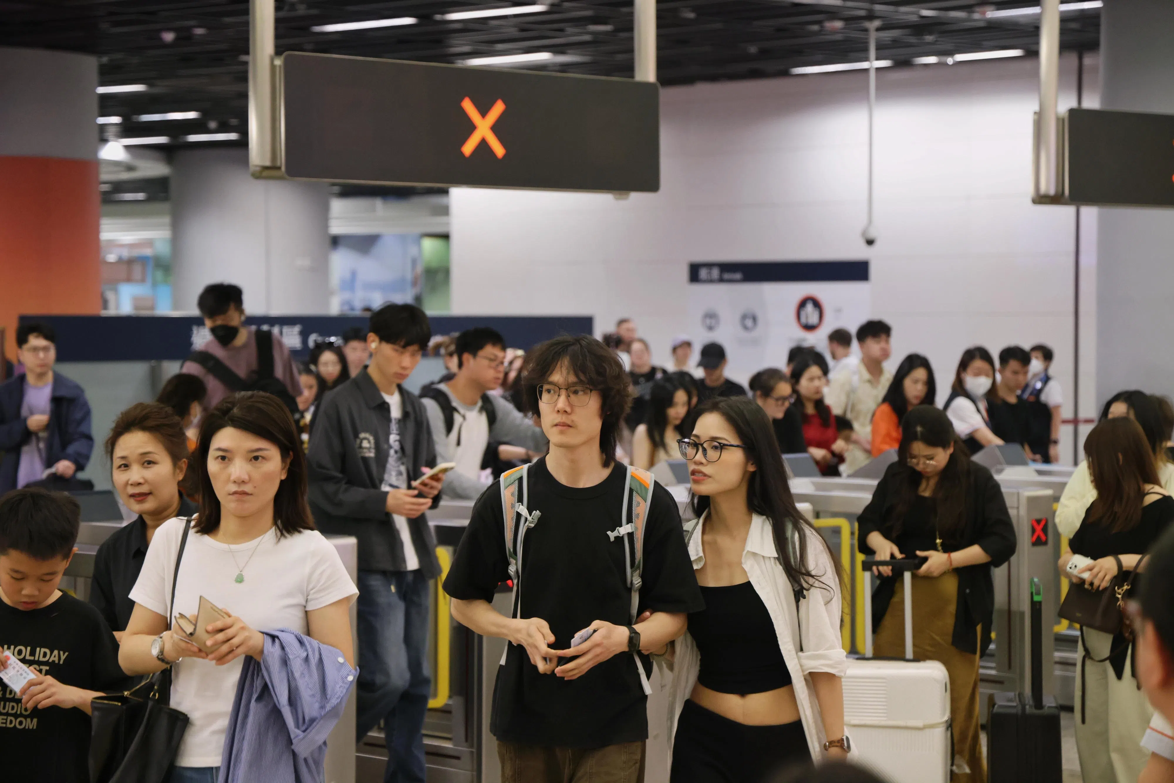 5月1日，“五一”黄金周假期首日，香港各出入境口岸以及西九龙高铁站迎来客流高峰期。图为西九龙高铁站大批中国大陆旅客抵港。（中通社）