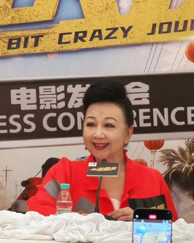 薛家燕在拍摄贺岁片《一路金喜》时接到谢贤逝世的消息。（取自薛家燕IG）