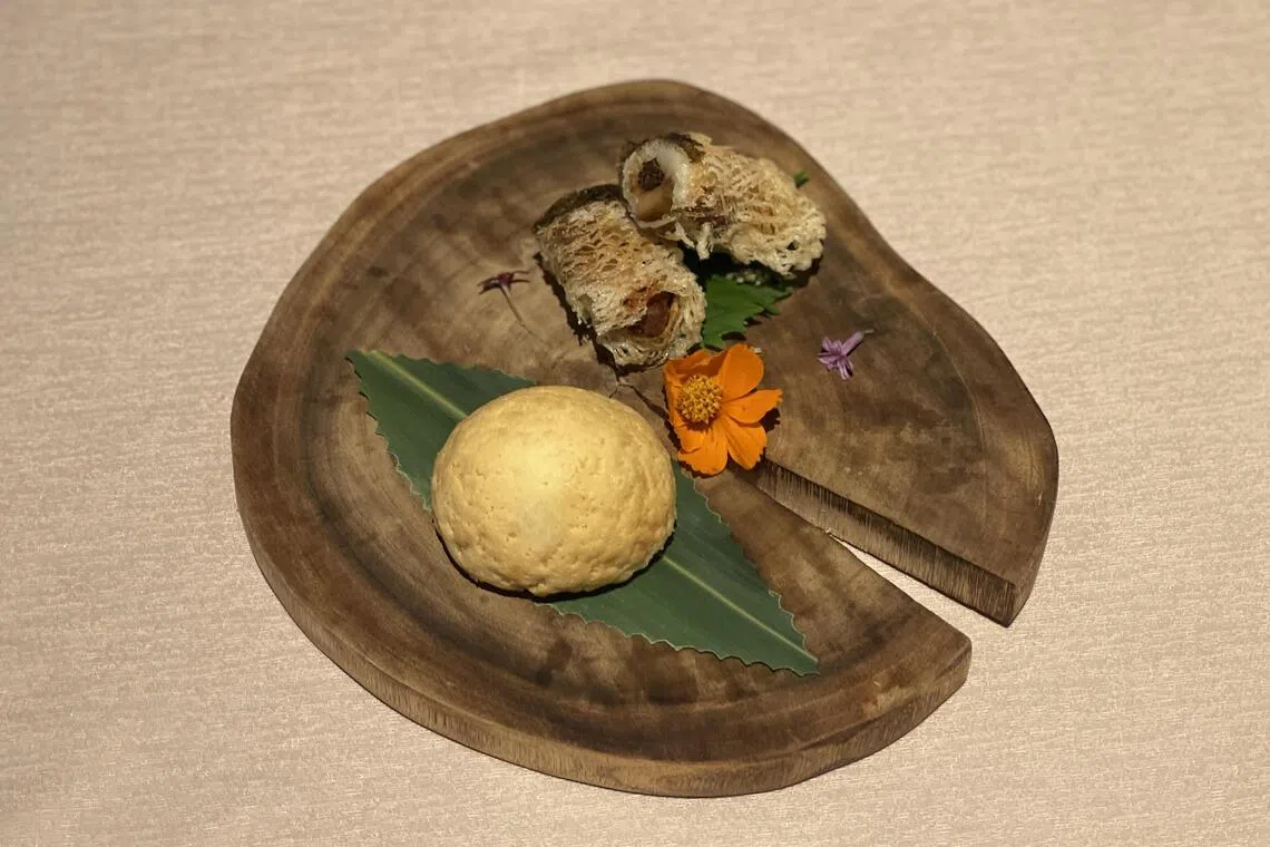 脆皮海鲜包与羊肚菌鲍鱼带子米网卷，口感丰富多层。（黄靖晶摄）