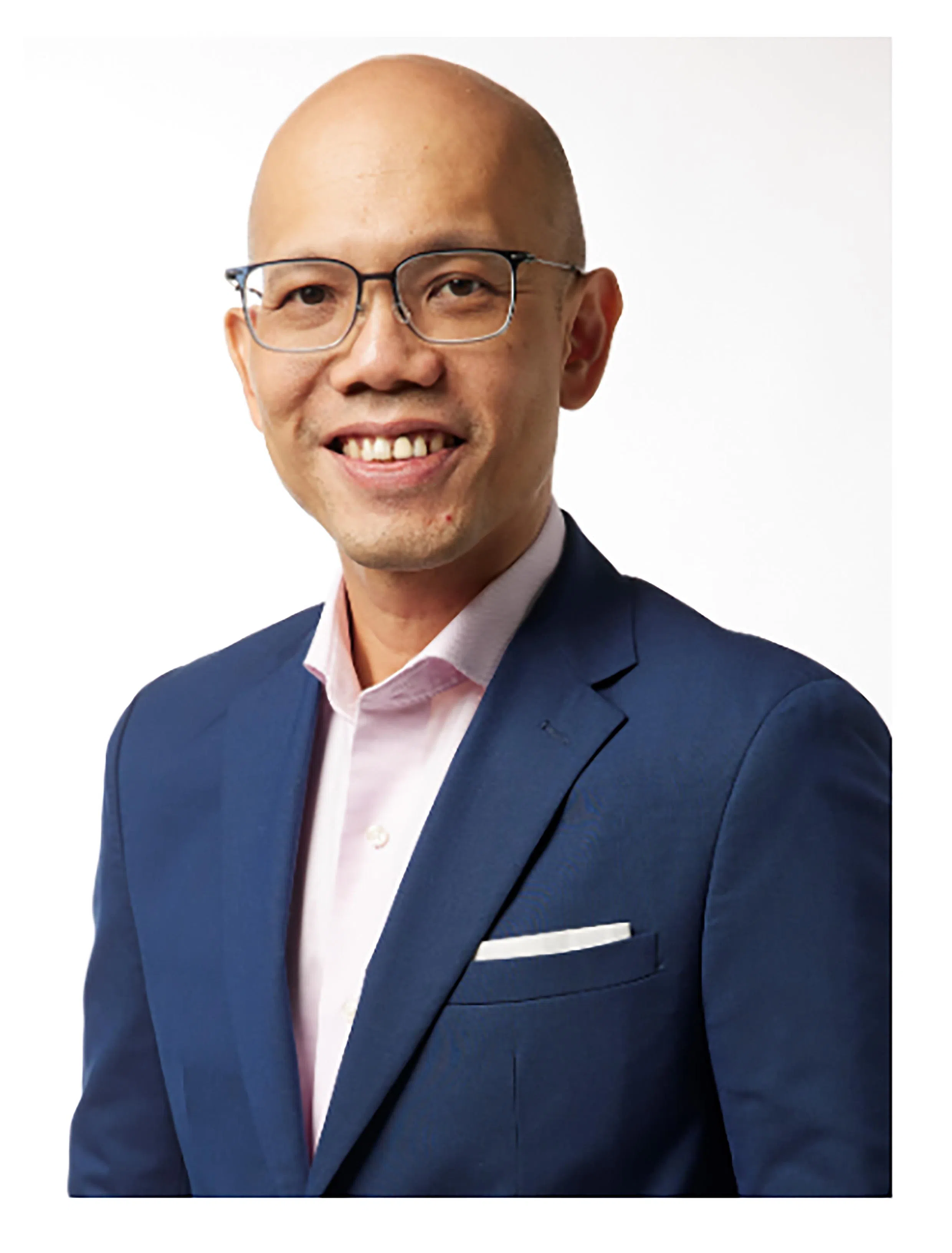 何升全副教授自小热衷医学创新研究。他新设计的简化版前列腺增生检测仪普通医生也能操作，让患有前列腺增生症的男性更容易跟进服用的抗前列腺增生症药物是否发挥疗效，无须专程到泌尿专科测定。（新加坡国家医创中心提供）