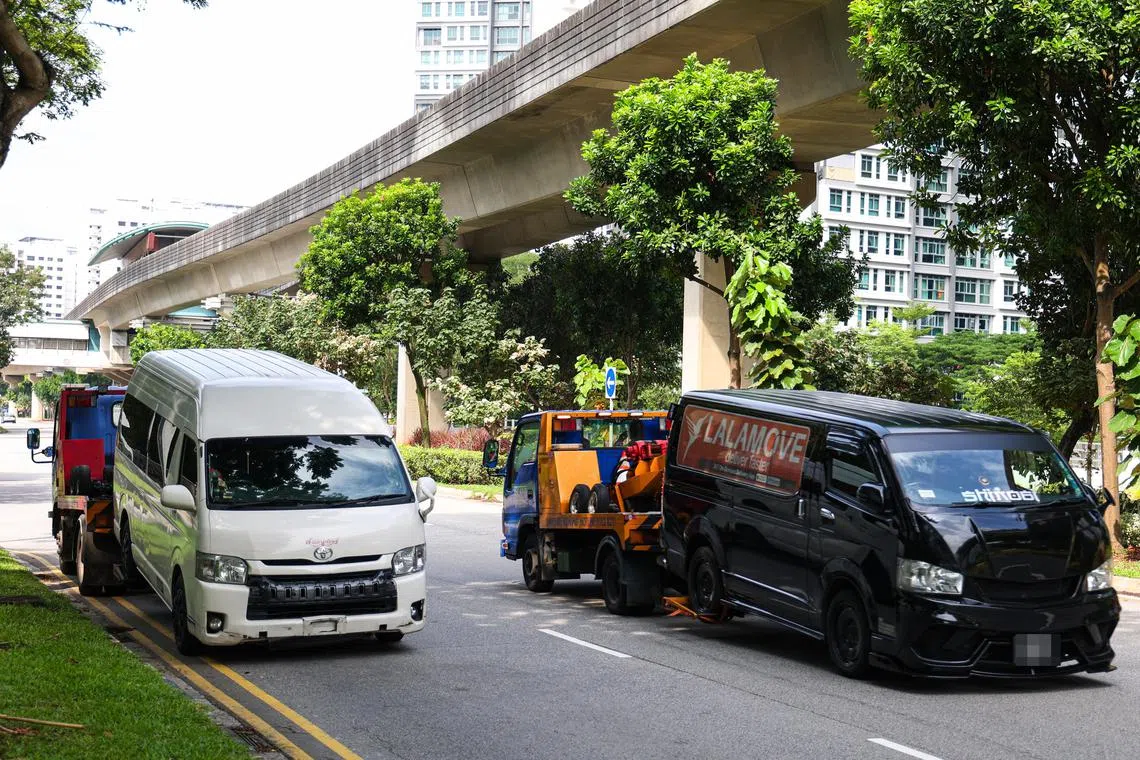约上午10时许，涉及车祸的两辆货车被拖车拖走。（林明顺摄）