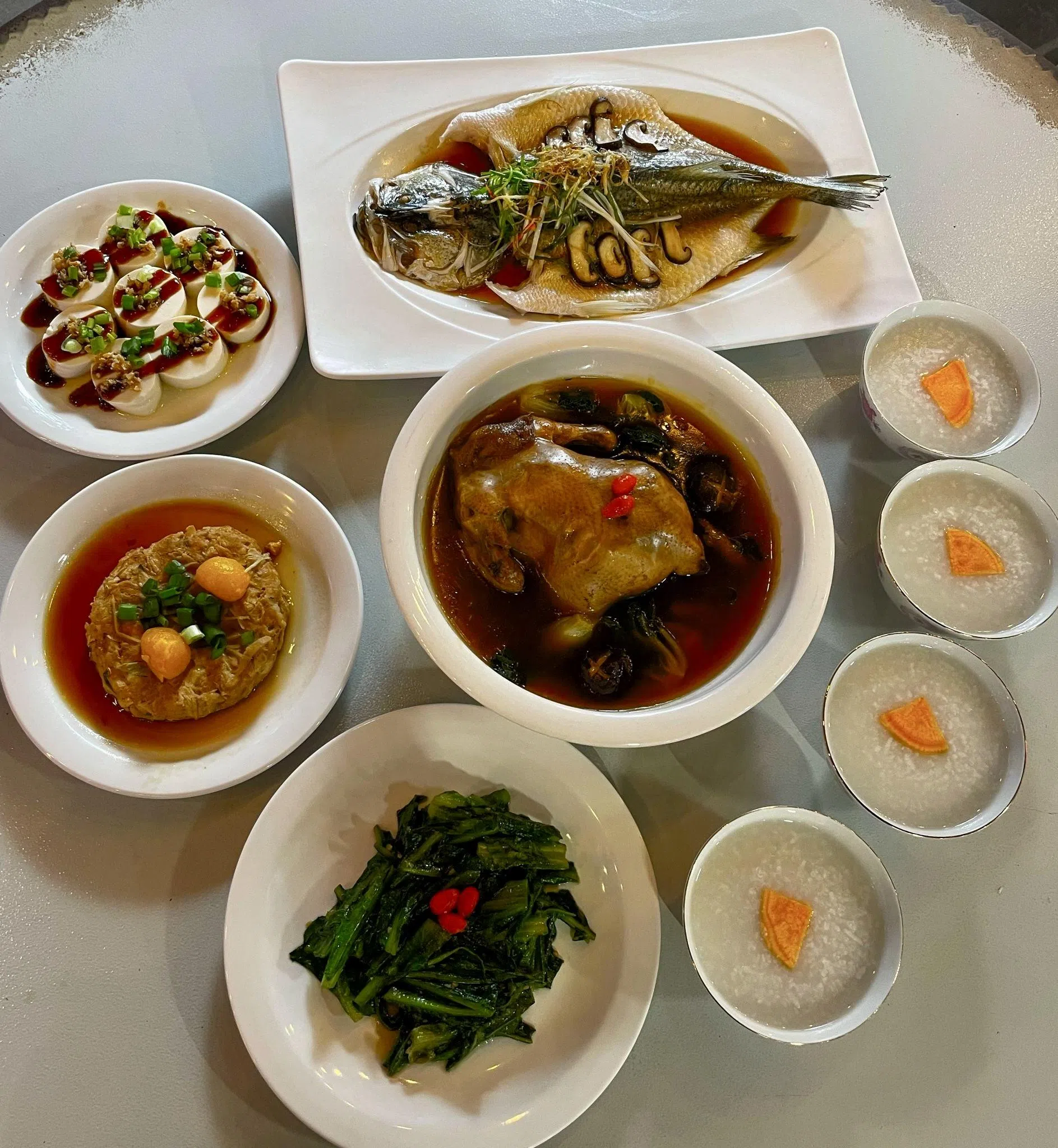 四人份经典套餐包括帝皇鸡、蒸肉饼、清蒸金目鲈、菜脯冷豆腐、每日时蔬，搭配番薯粥，现以优惠价$99售卖。（受访者提供）