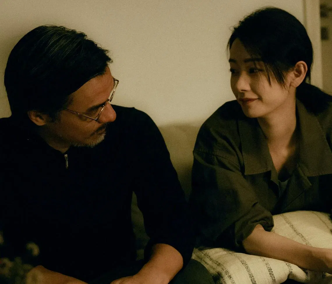 冯德伦（左）在剧中与养女陈凯晴（刘雅瑟饰）感情要好。（取自剧集微博）