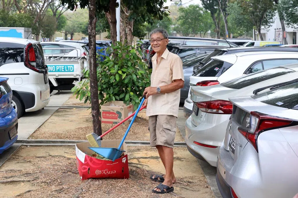 退休德士司机八年免费扫停车场 只为“看见干净就高兴”