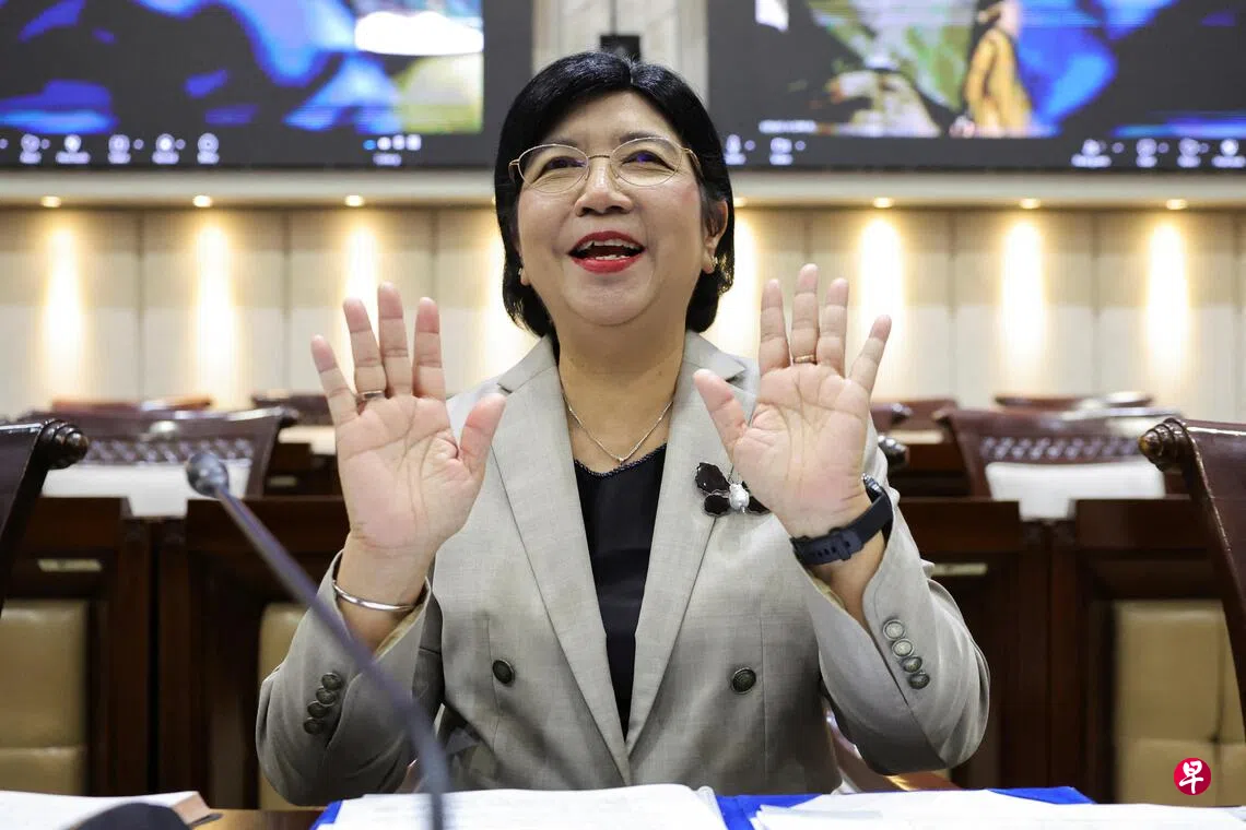 印尼中央银行行长候选人德斯特莉（Destry Damayanti）星期三（8月26日）出席国会委员会听证会。她是总统普拉博沃唯一提名的人选，是央行行长热门人选 （路透社）