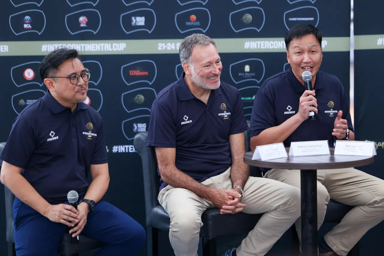 体育城活动场地主管亚兹德·奥斯曼（左起）、篮球冠军联赛首席执行官康尼诺斯和体理会体育发展部门司长陈伟坚为活动致辞。（白艳琳摄）