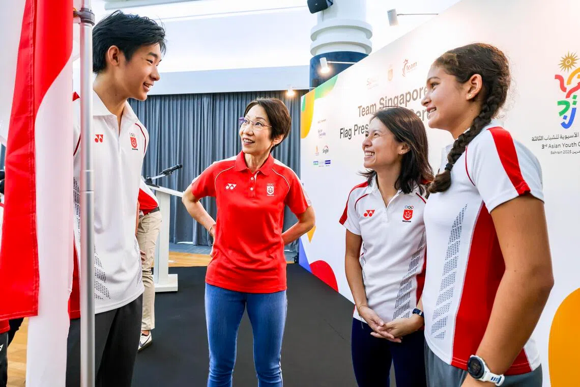 全国奥理会主席傅海燕（左二），文化、社区及青年部高级政务次长吴函燕（右二），与新加坡代表团的擎旗手高新哲（左一）和努尔·伊莎贝拉·谢林（右一）亲切交谈。（陈斌勤摄）