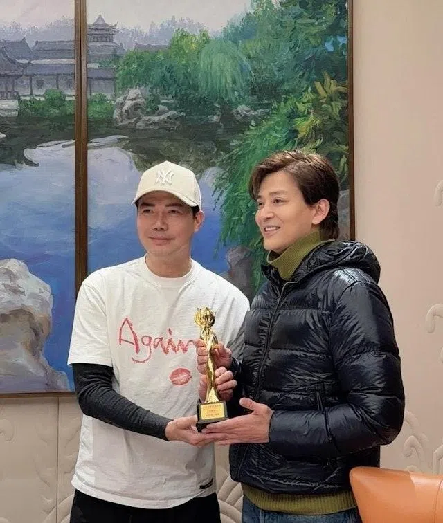 谢天华（左）凭《骗我一辈子》拿下2025年澳门国际电影节金莲花奖最佳男配角奖。