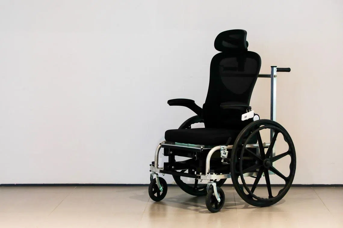 余文祥与罗桑为一名独居截肢者设计出“WheeLift”可升降轮椅，解决家具高度不一给截肢者在转移位置时造成的困扰。（张恺恩摄）