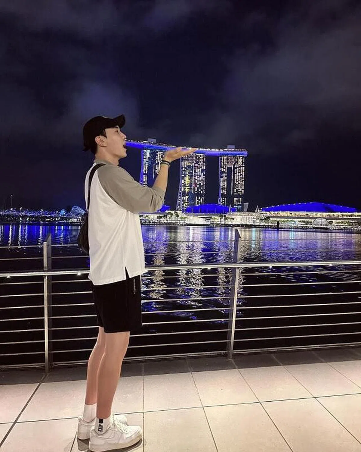 他为剧开工前，在本地趴趴走。