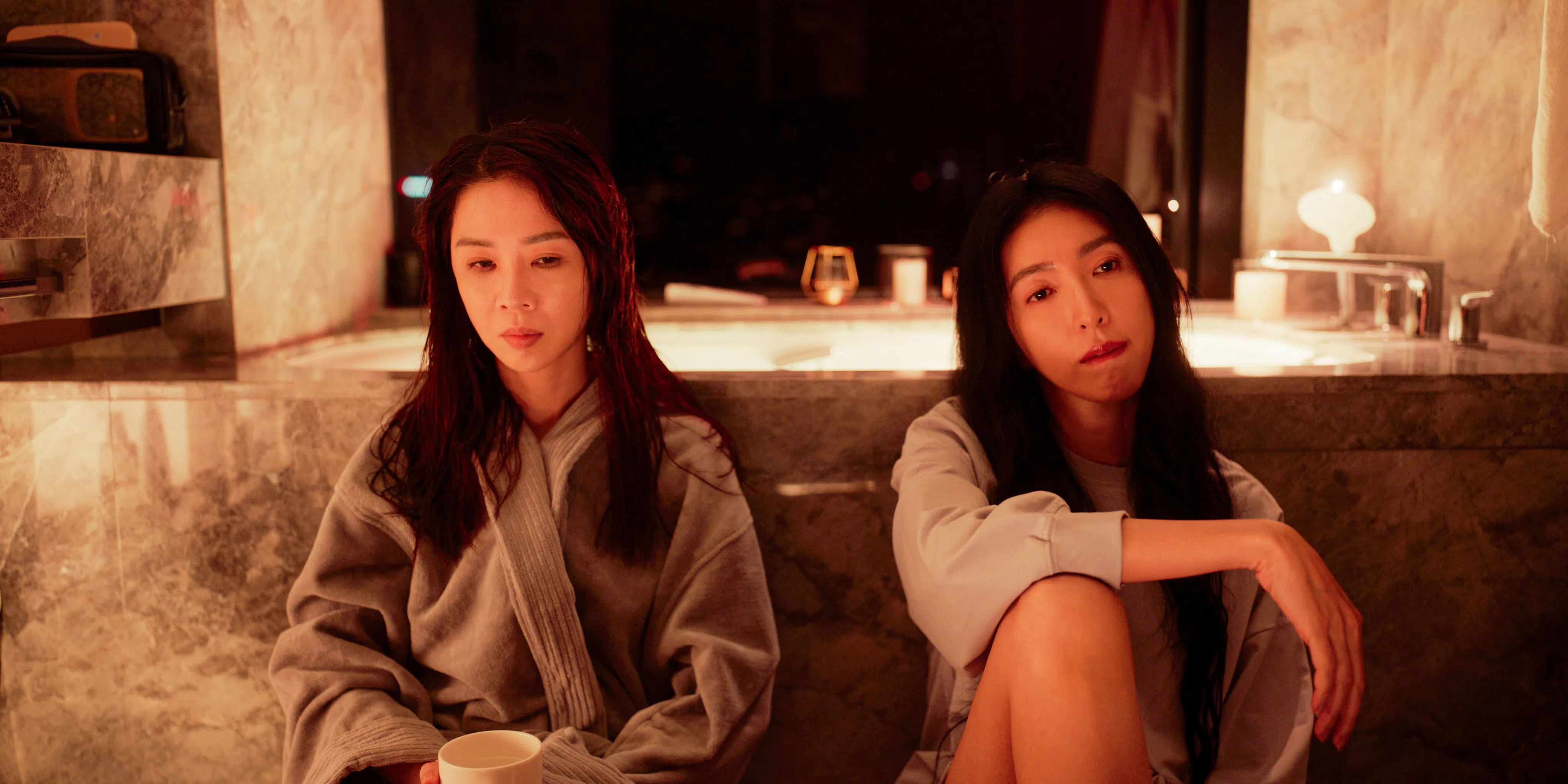 相识多年的谢盈萱（左）与杨谨华，首次在《影后》中合作。（Netflix提供）