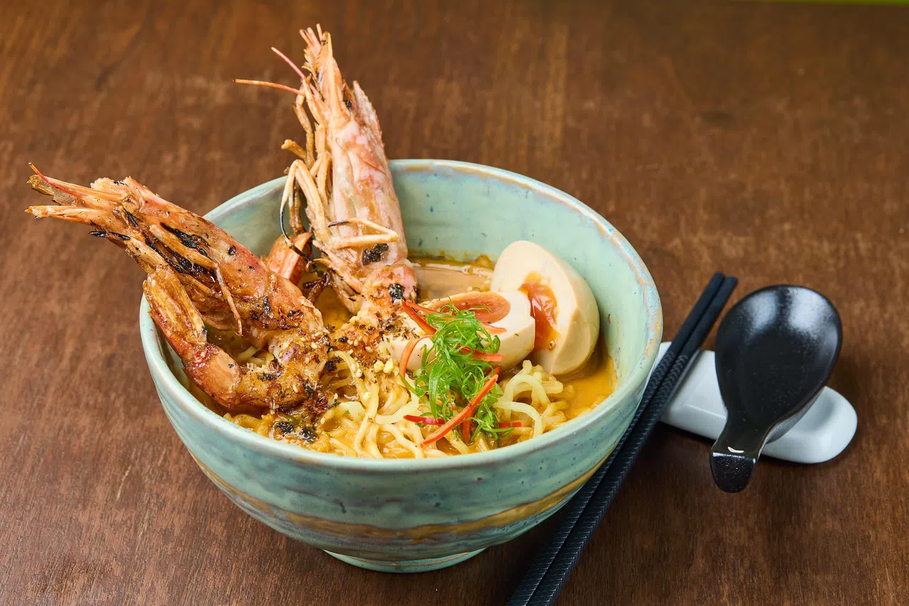 虾与龙虾拉面精选阿根廷红虾与嫩滑温泉蛋，融合以24小时精心熬制的浓郁龙虾汤底，鲜香浓厚，层次分明，尽显海味精华。（餐馆提供）
