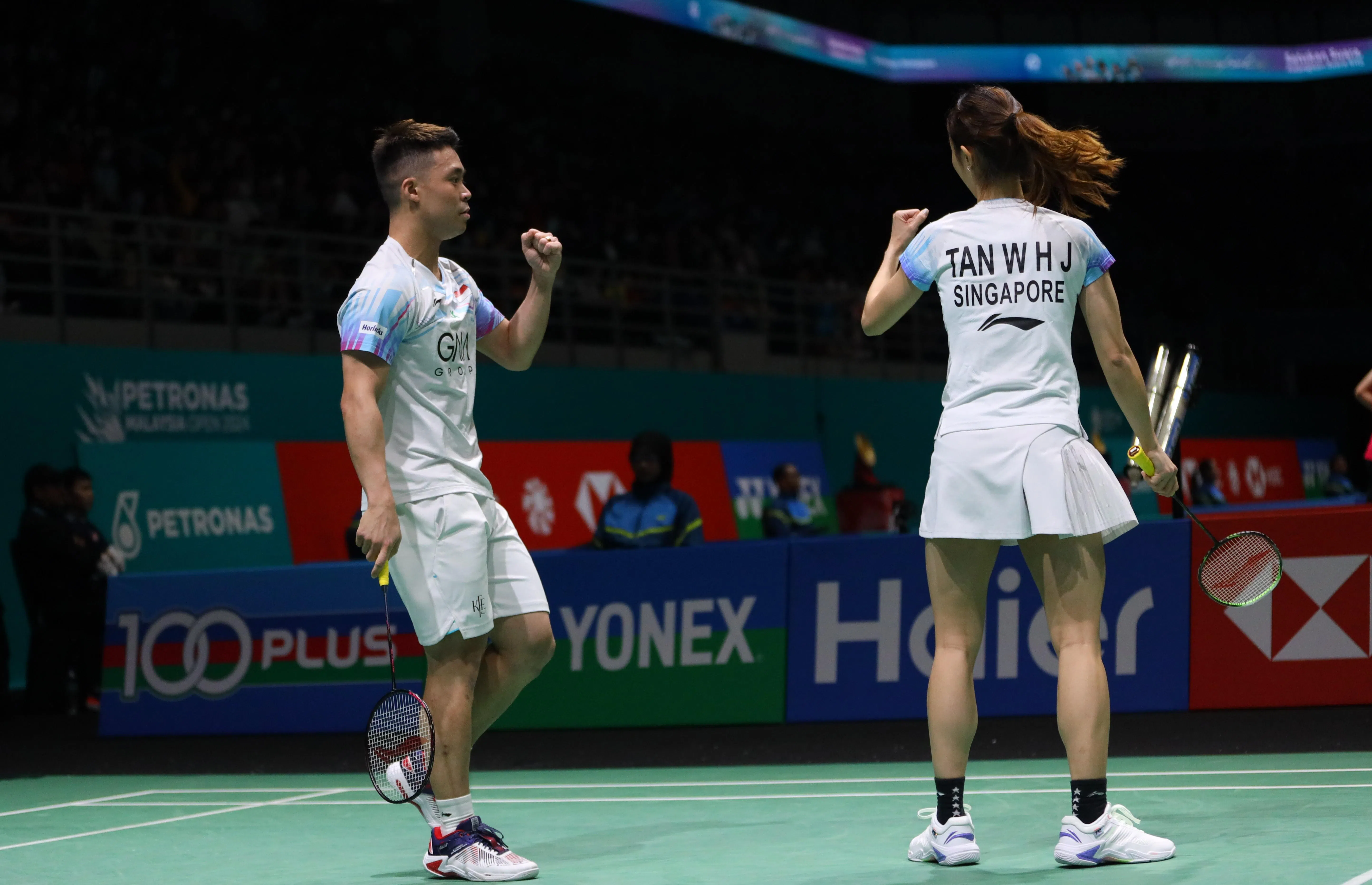 我国混双组合许永凯（左）和陈薇涵晋级次圈。（档案照片）
