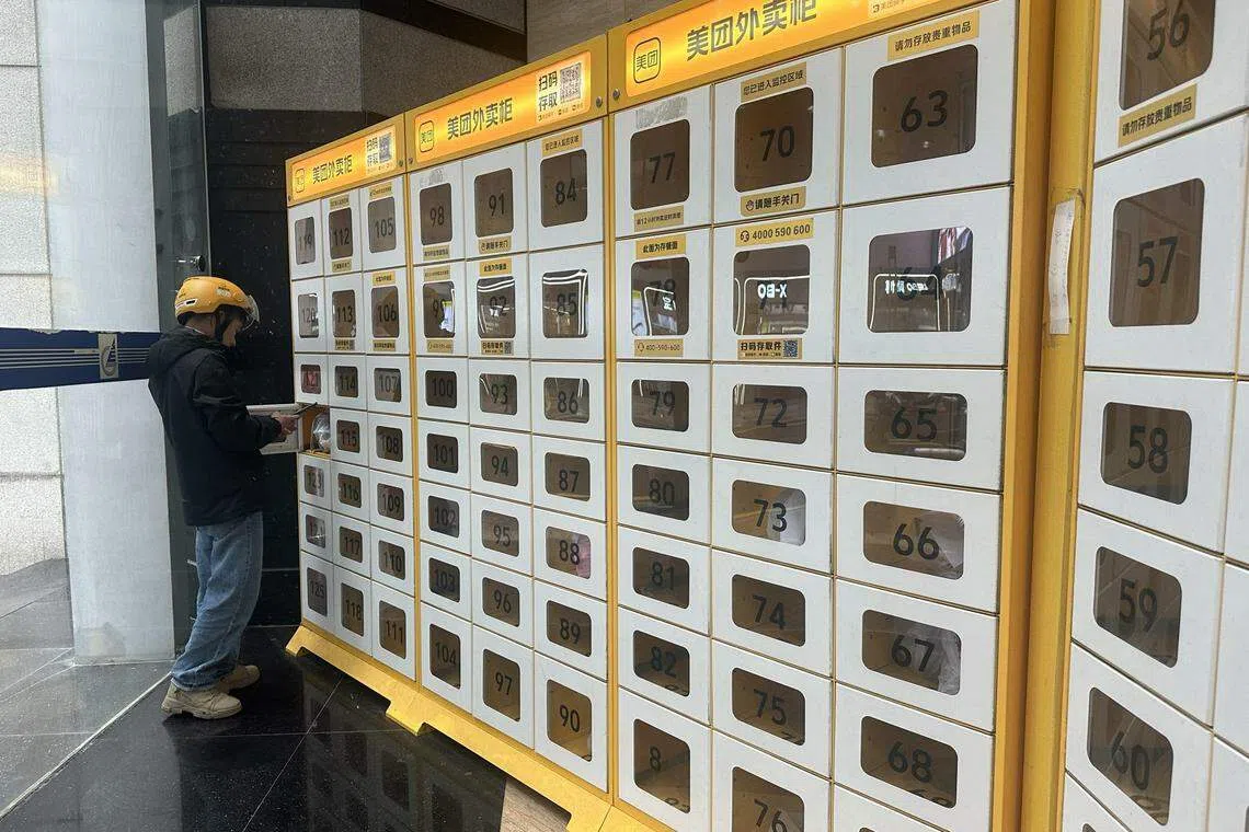 赛格广场在大楼底层安放了外卖柜，方便骑手和食客送餐取餐，但使用率并不高。（林煇智摄）