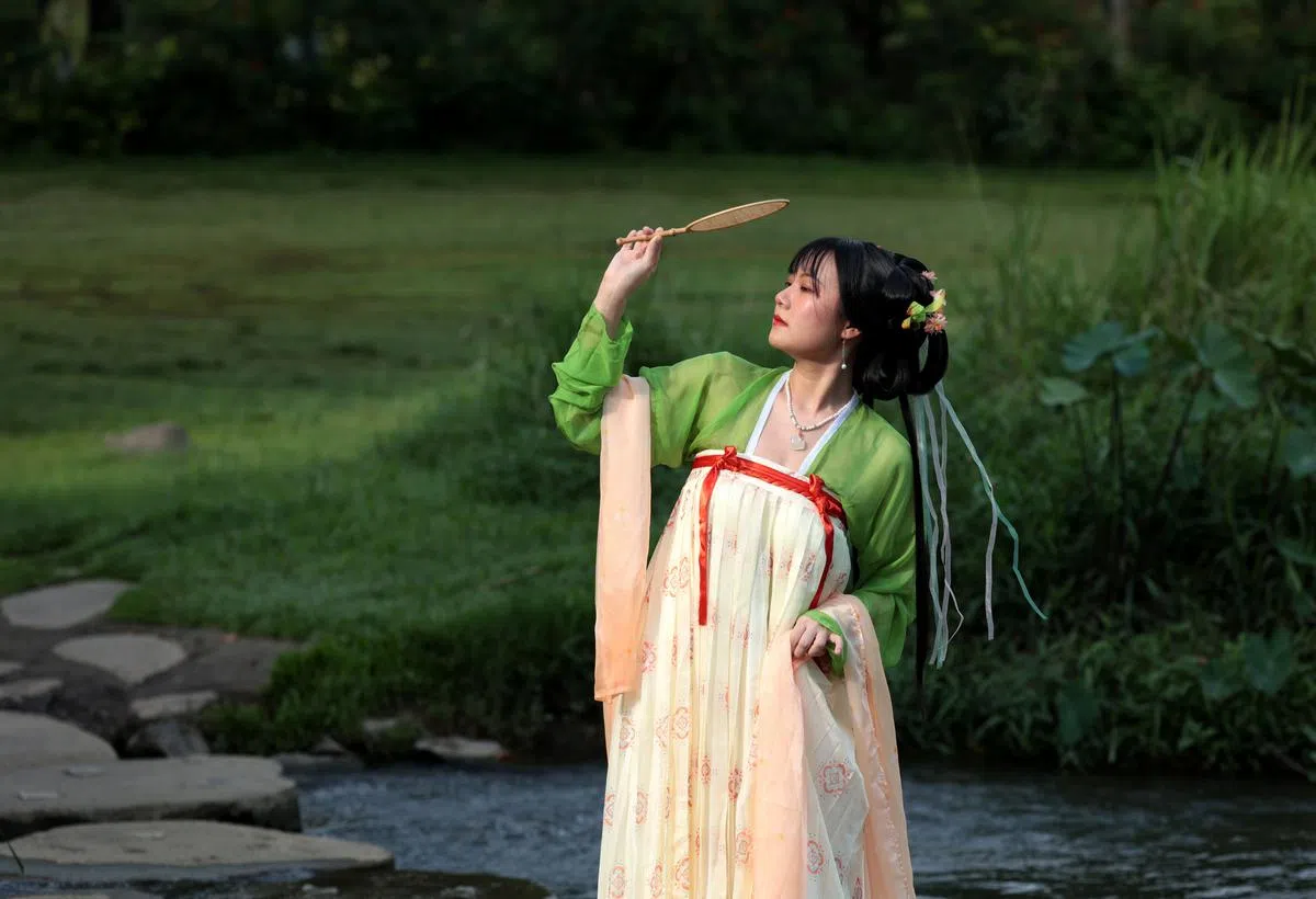 有位佳人，在水一方：唐制汉服由上衫、齐胸襦裙和披帛组成，楚楚动人。