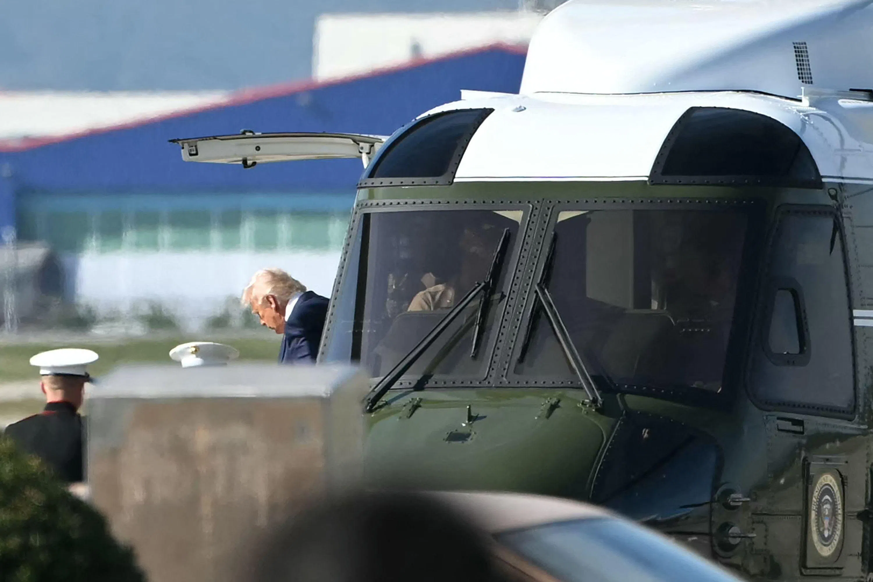 美国总统特朗普星期四（10月30日）乘坐海军陆战队一号直升机，抵达釜山金海国际机场，以出席美中两国元首会晤。（法新社）