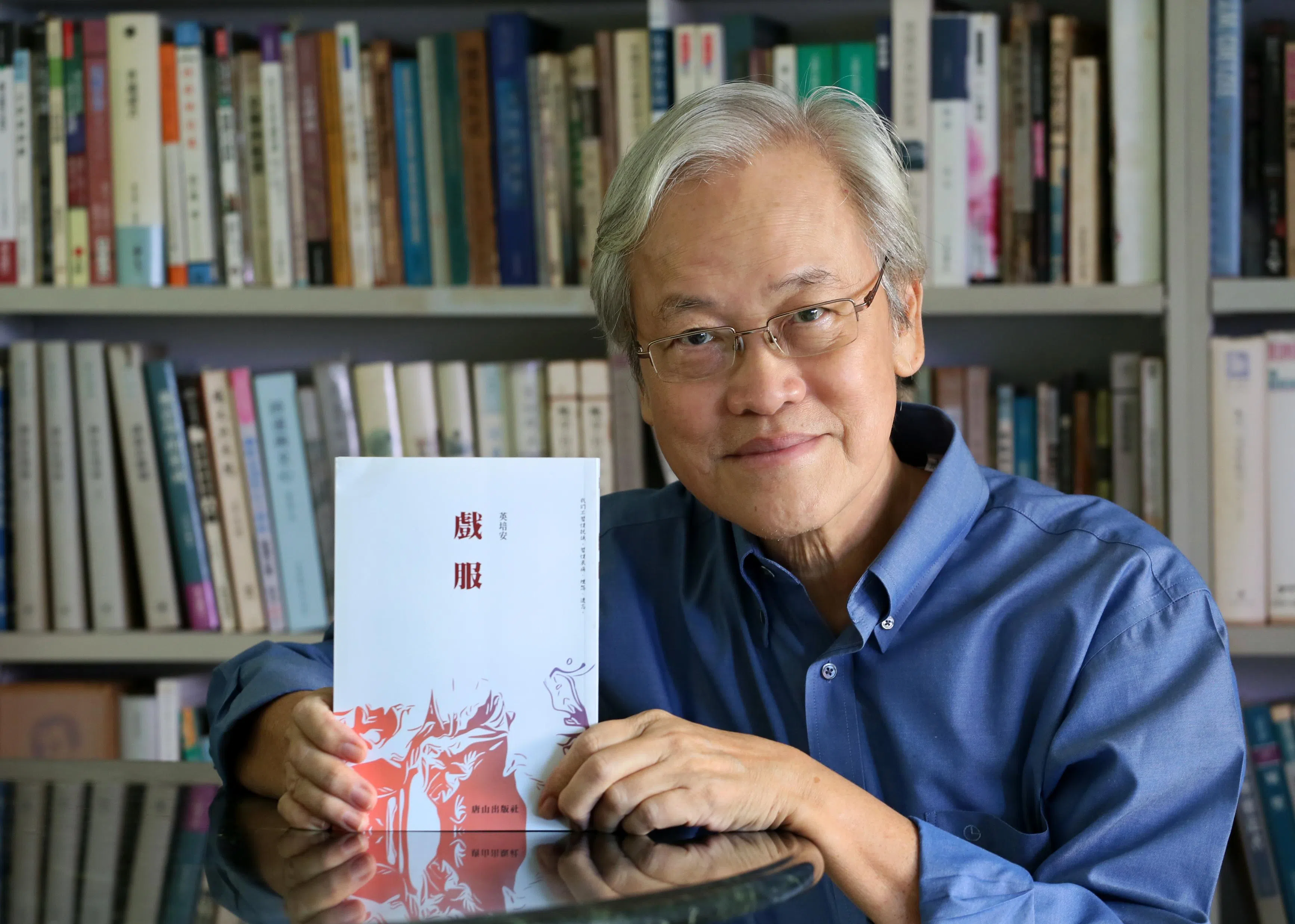 已故作家英培安2017年完成14万字长篇小说《戏服》，取材本地凋零没落的粤剧。（档案照）