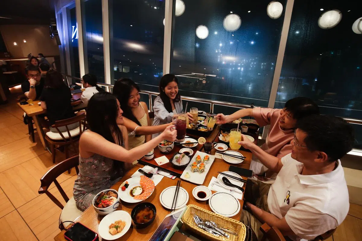 本月10日，我国允许同住五人在餐馆用餐，一家五口难得聚在一起吃顿饭。（蔡家增摄）