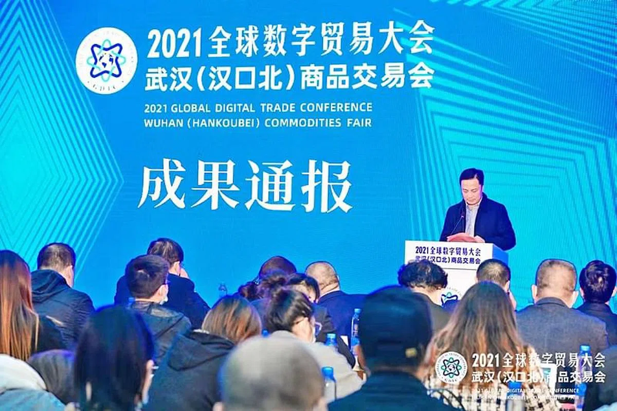 武汉市黄陂区副区长李军在闭幕式上作成果通报。（图/卓尔智联）