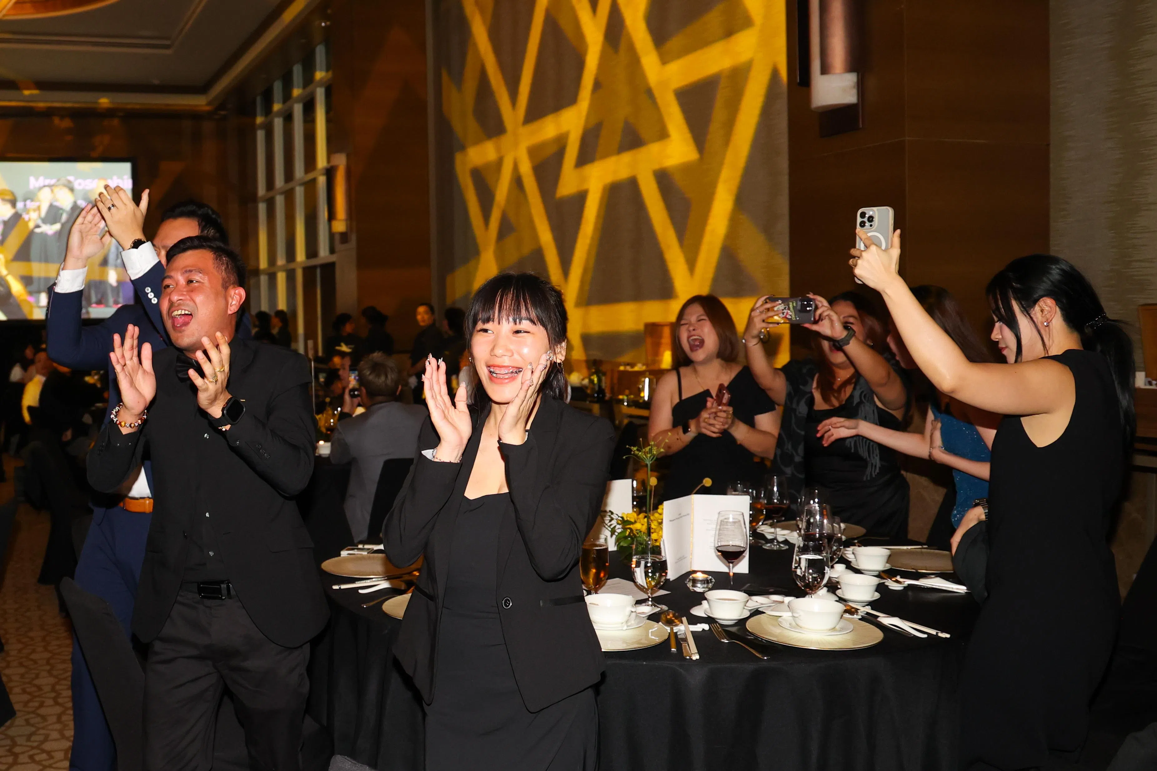 主持人要宣布大奖得主时，宾客纷纷为自家品牌喝彩。（林明顺摄）