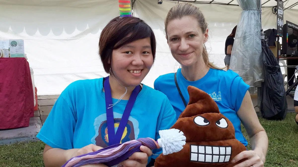 陈良嘉（左）参加世界厕所组举办的义跑筹款活动，协助提高贫困社区和国家的厕所卫生意识。（图/受访者提供）