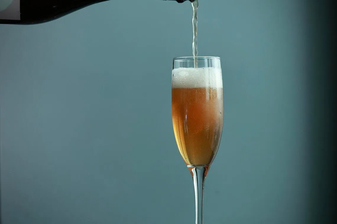 气泡茶通常用香槟酒杯盛装。（特约陈来福摄）