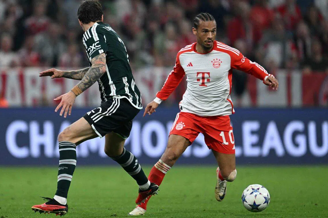 萨内（右）的进球为拜仁抢得先机。（法新社）