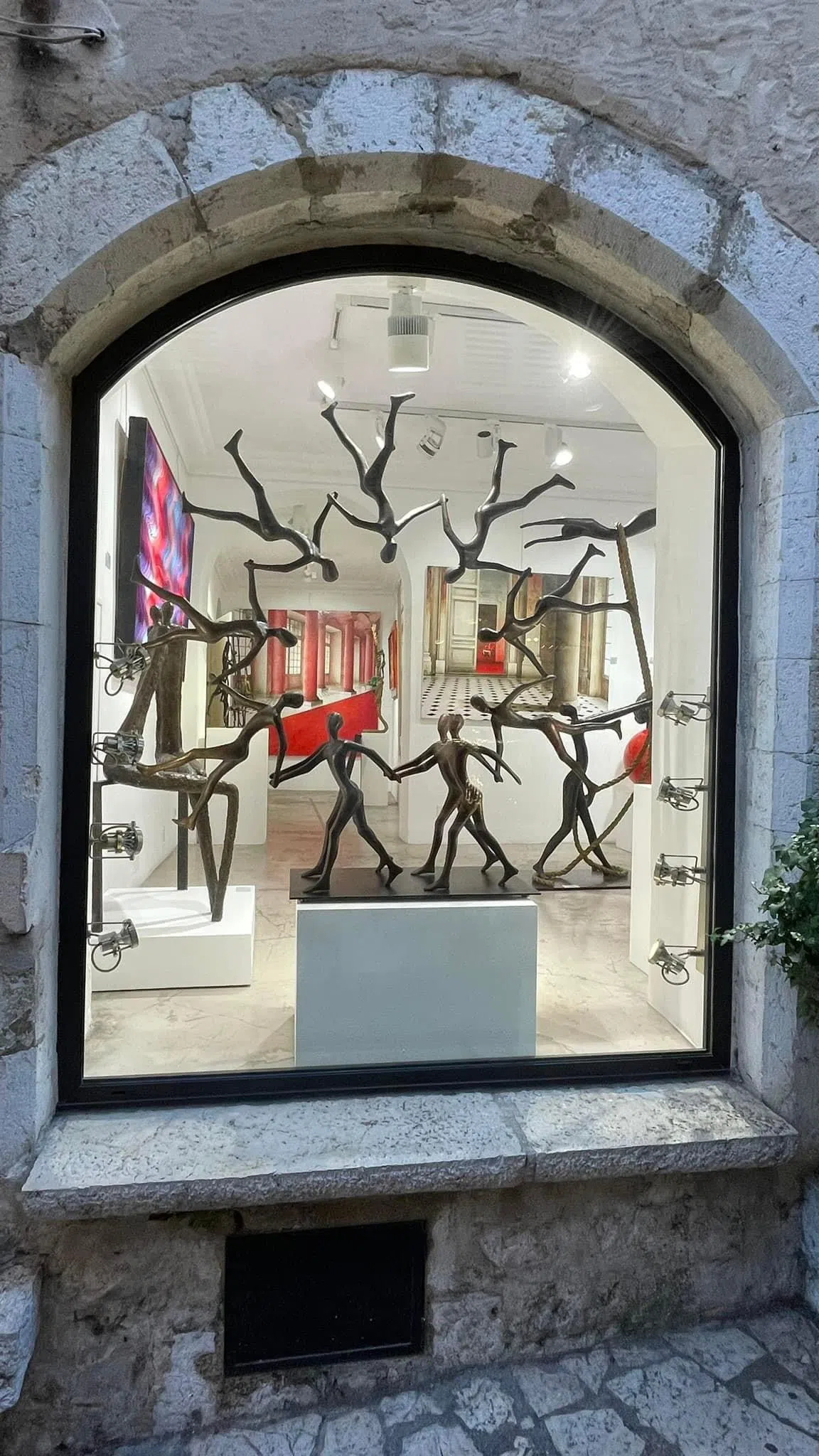 圣保罗街道两旁商店橱窗，展示丰富的艺术品。（王华儿摄）