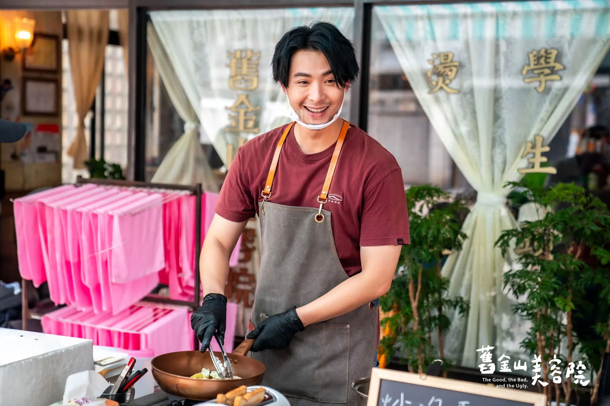 连晨翔饰演的江之浩在失业后摆摊卖早餐。（互联网）