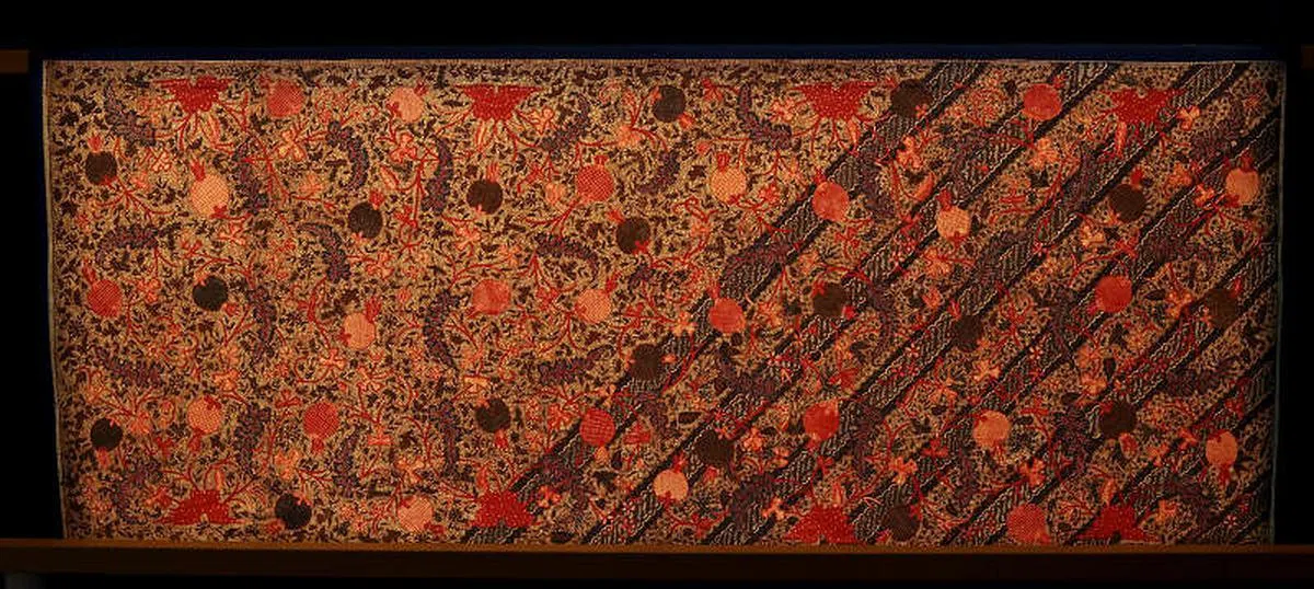 这种梭罗的三色峇迪是当地华人的作品，取名为“三国演义”其实是点出华人结合当地蜡染传统的“三色演绎”。（龙国雄摄）