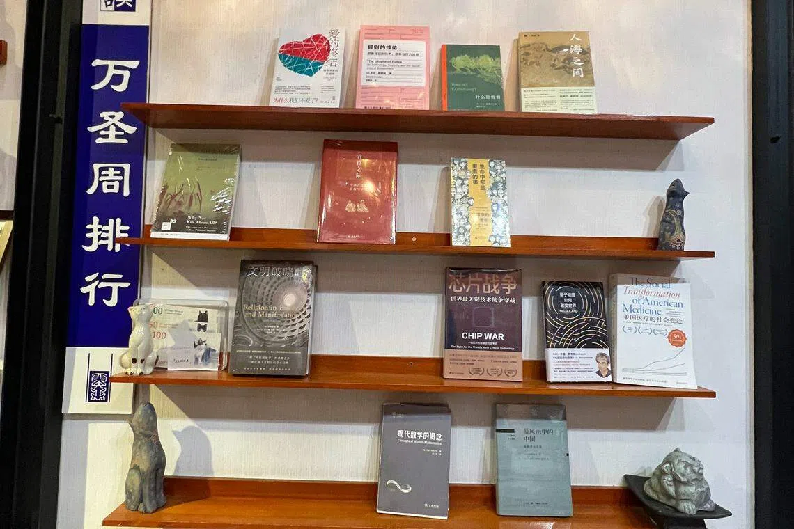 万圣书园的畅销书榜能让人一窥当下知识分子关心的事。（叶孝忠）