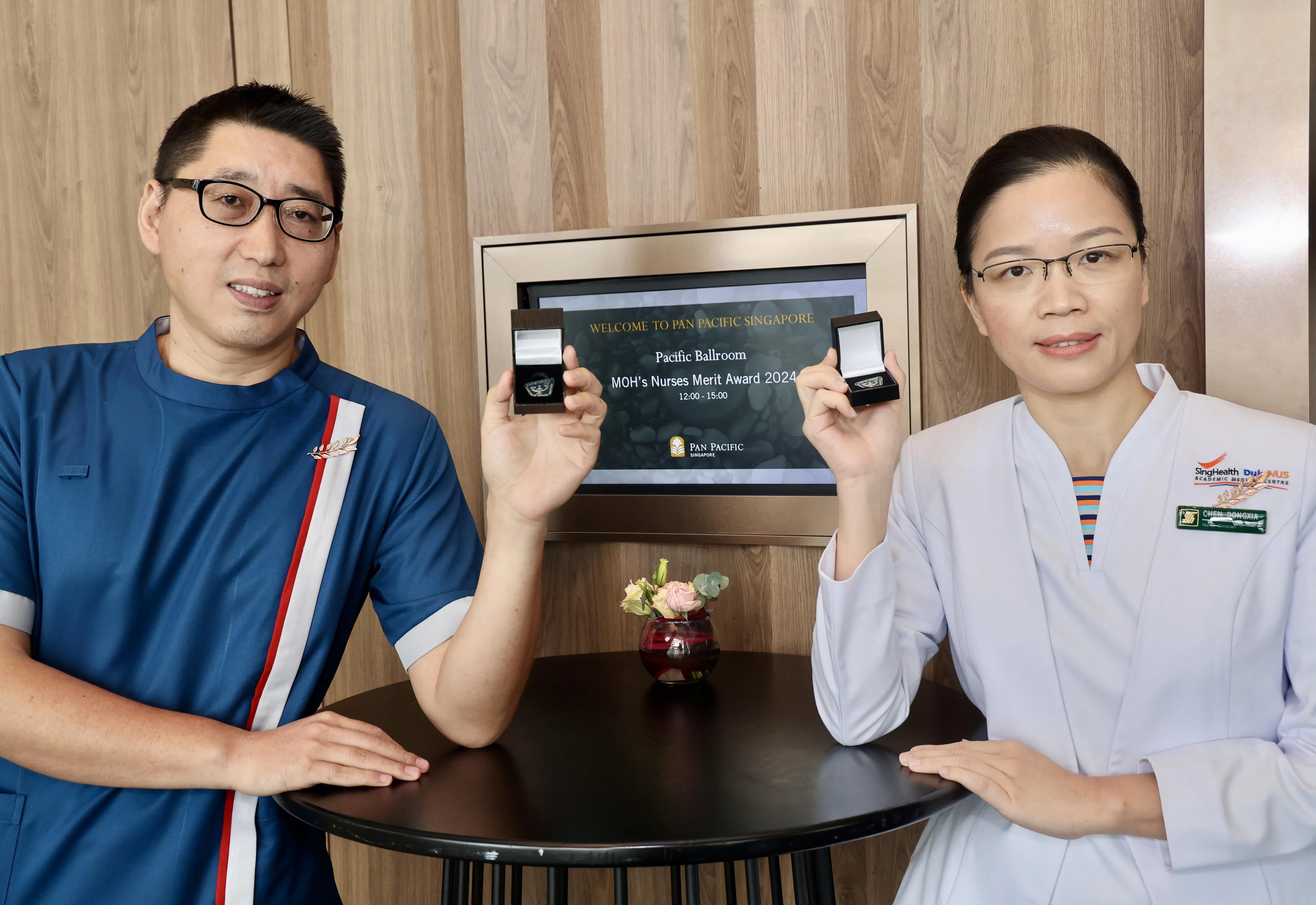 心理卫生学院高级执行护士兼临床护士高子文（左）与新加坡中央医院手术室高级护士长陈冬霞（右）荣获护士优异奖，两人都在医护领域服务了超过15年。（邬福梁摄）