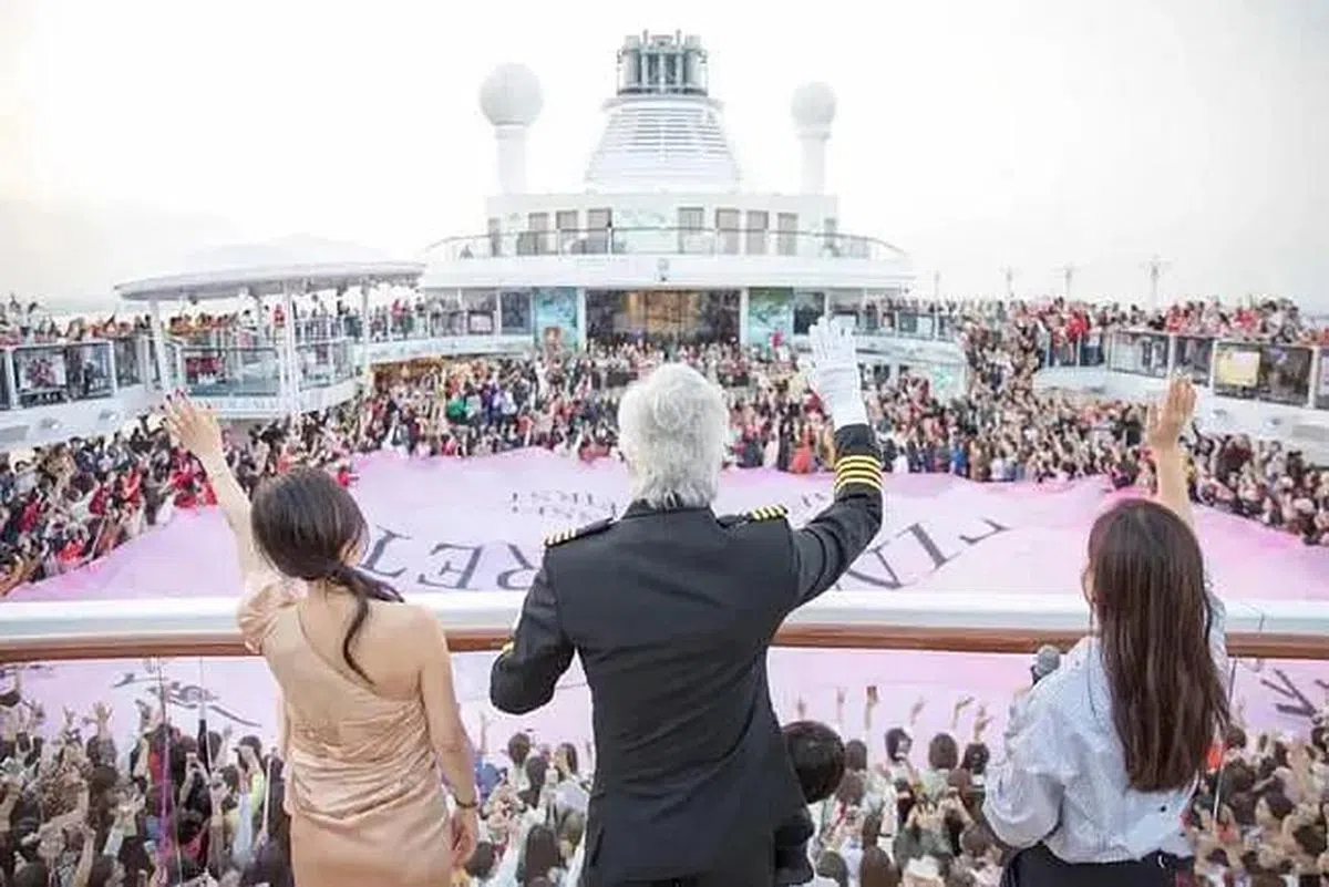张庭（左）夫妇带着员工和代理商坐邮轮出国旅游。（互联网）