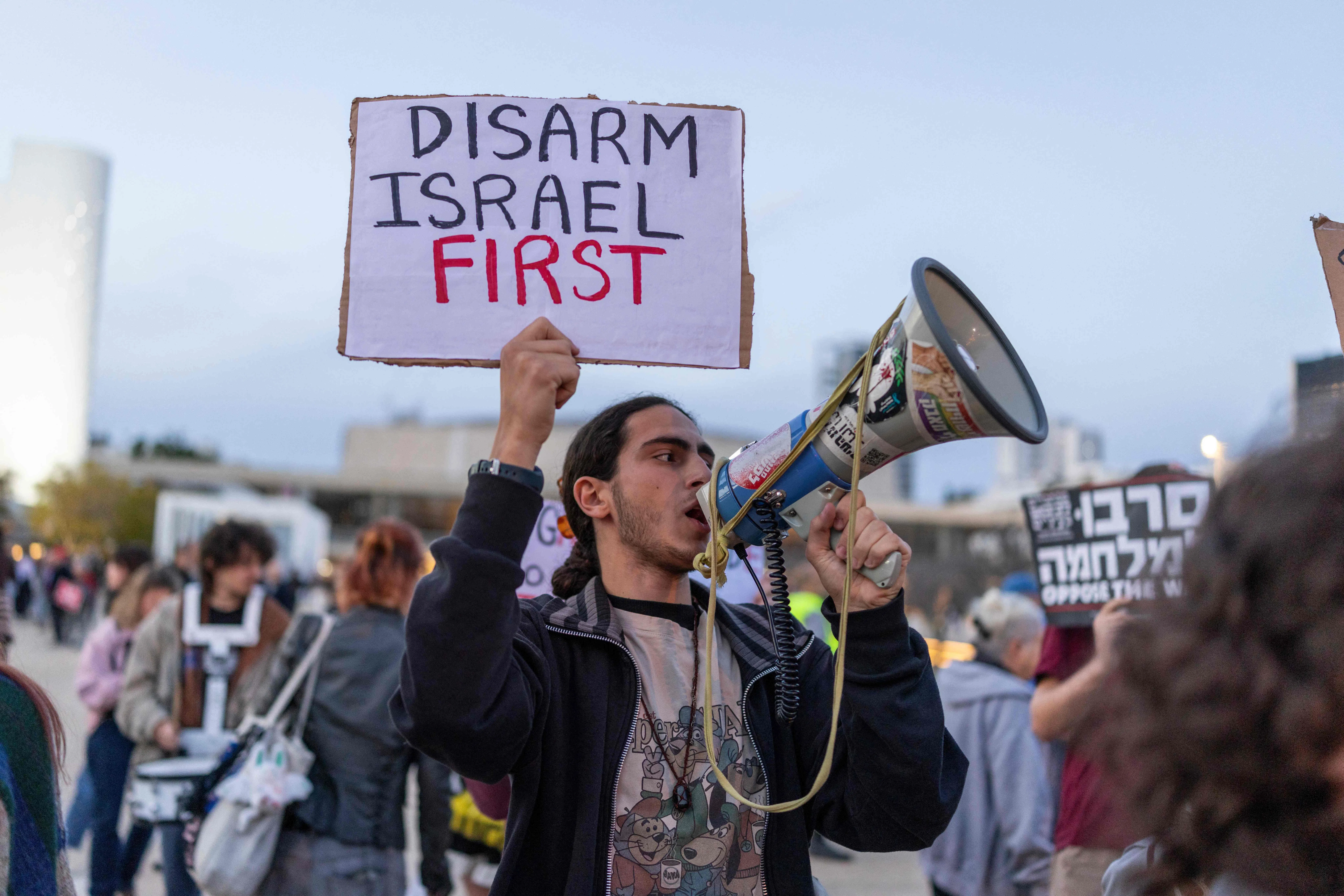 数百名示威者星期六（3月28日）聚集在特拉维夫哈比玛广场，参与反战争集会。（法新社）