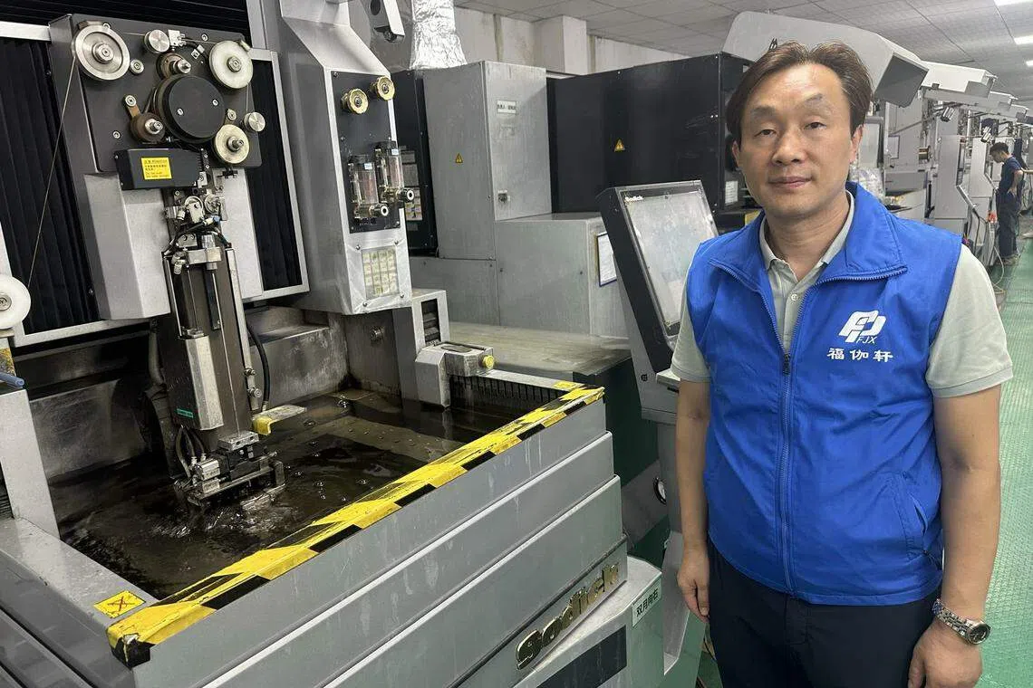 东莞福伽轩精密五金模具是一家专业从事精密五金、塑胶产品模具设计、加工的模具加工制造企业。负责人龚福州说，公司目前在越南租下工厂，准备把部分产能外移。（林煇智摄）