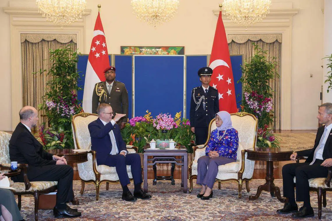 澳洲总理阿尔巴尼斯（左二）在总统府会晤哈莉玛总统（右二）。（卓祾祎摄）