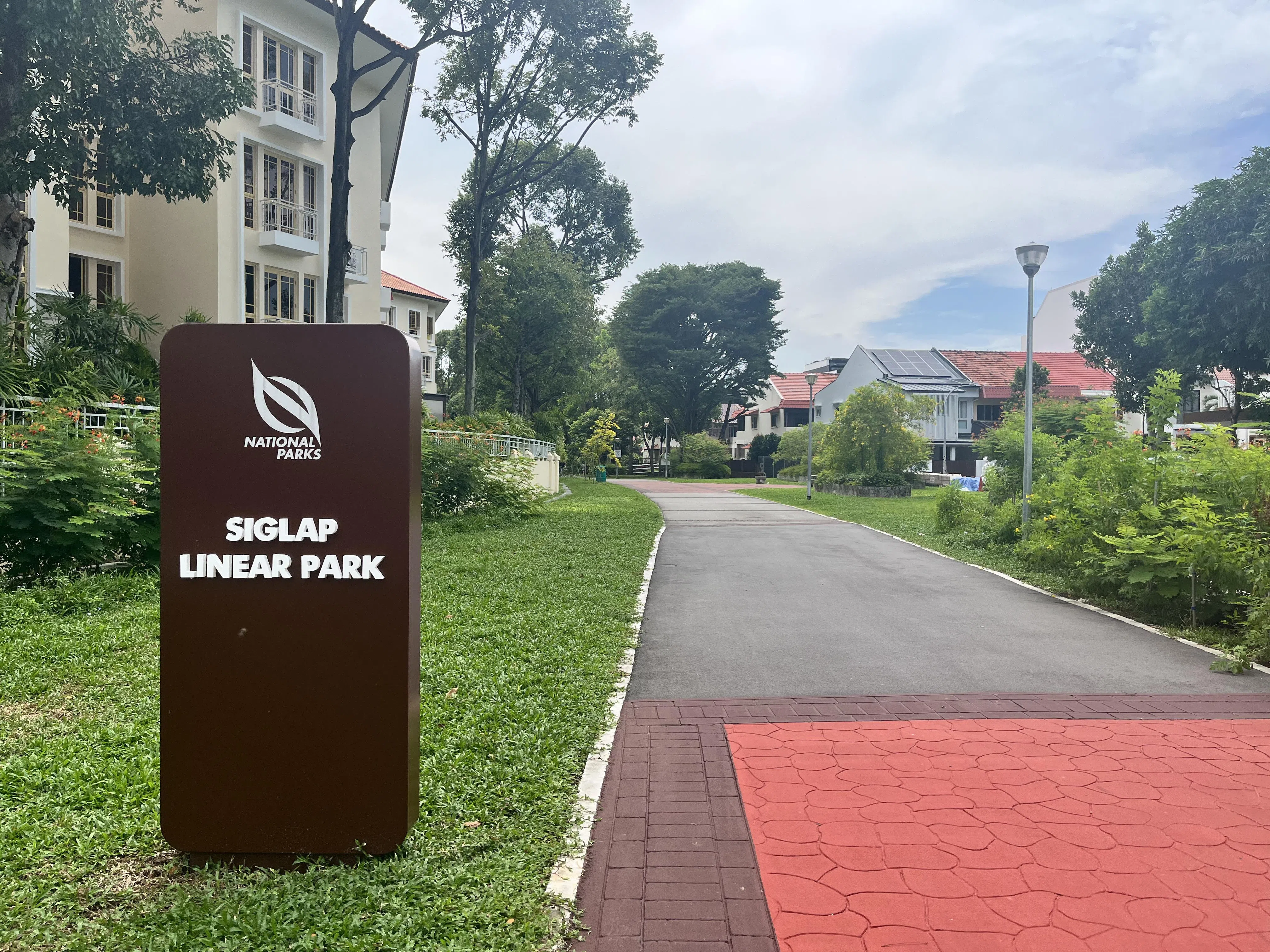 实乞纳地铁站旁的实乞纳线性公园（Siglap Linear Park），道路宽敞平坦，走起来特别舒服。（陈映蓁摄）