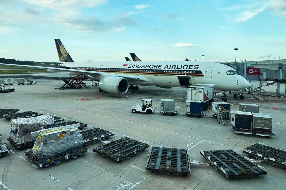 预算案推动航空可持续燃料使用目标，可持续燃料成本更高，可能对新加坡航空（SIA）利润率造成压力。（王彦燕摄）