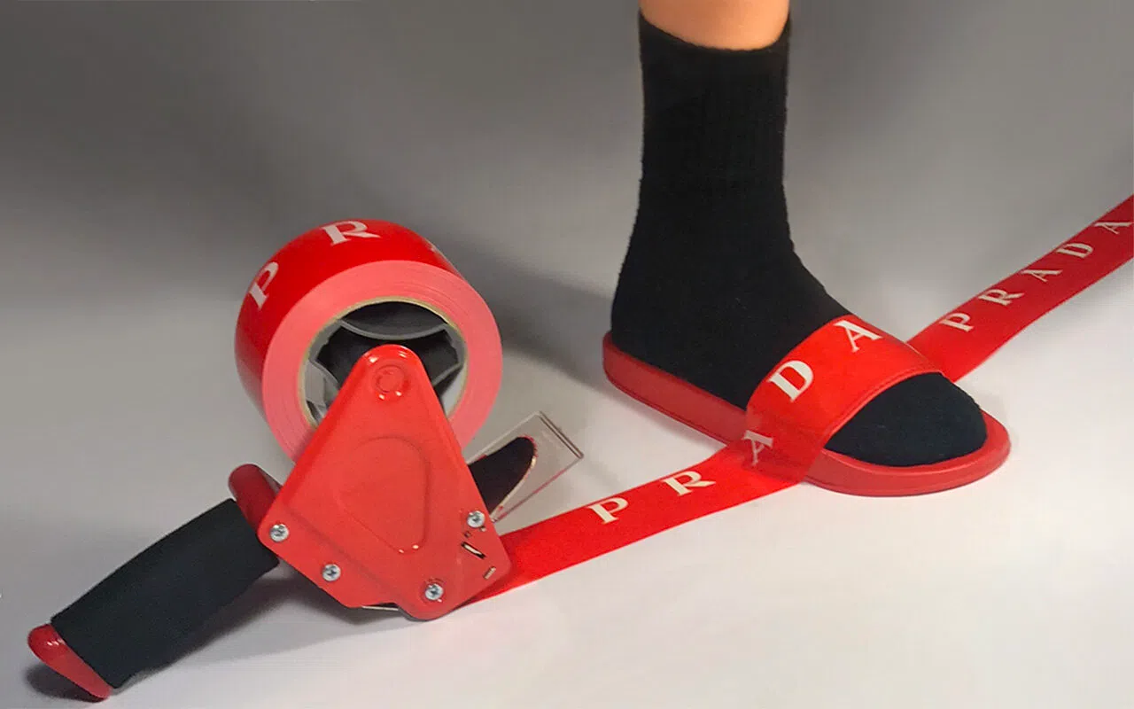 妮可最吸睛的作品，是用Prada包装使用的红胶纸做成拖鞋包头。（互联网）