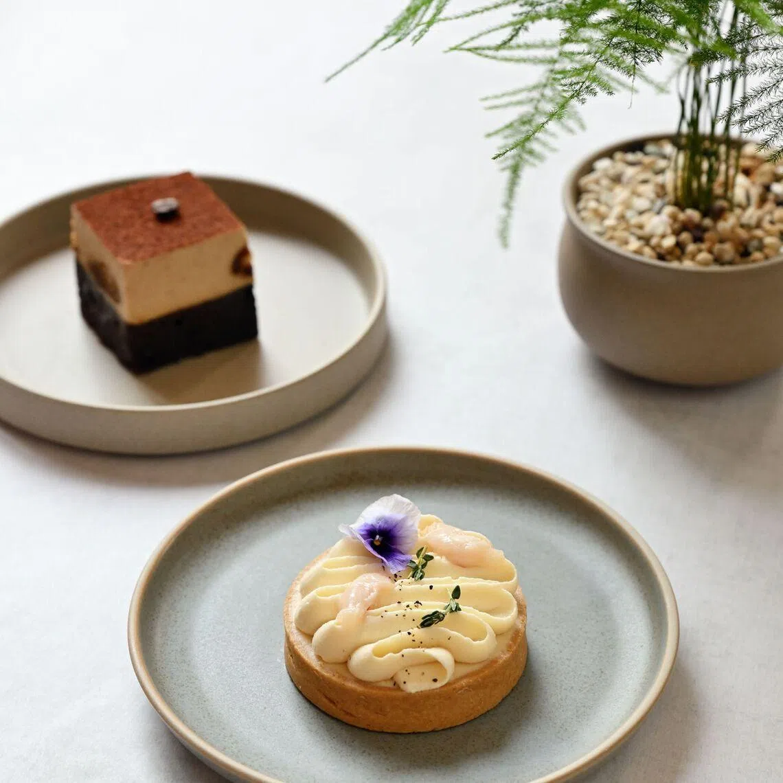 餐馆供应多款精致甜点，如提拉米苏布朗尼（左）和烟熏苹果荔枝挞。（餐馆提供）