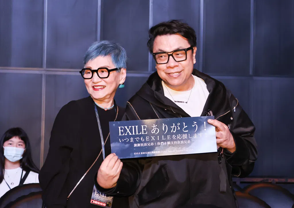 张小燕（左）和蔡康永到场看表演。（互联网）