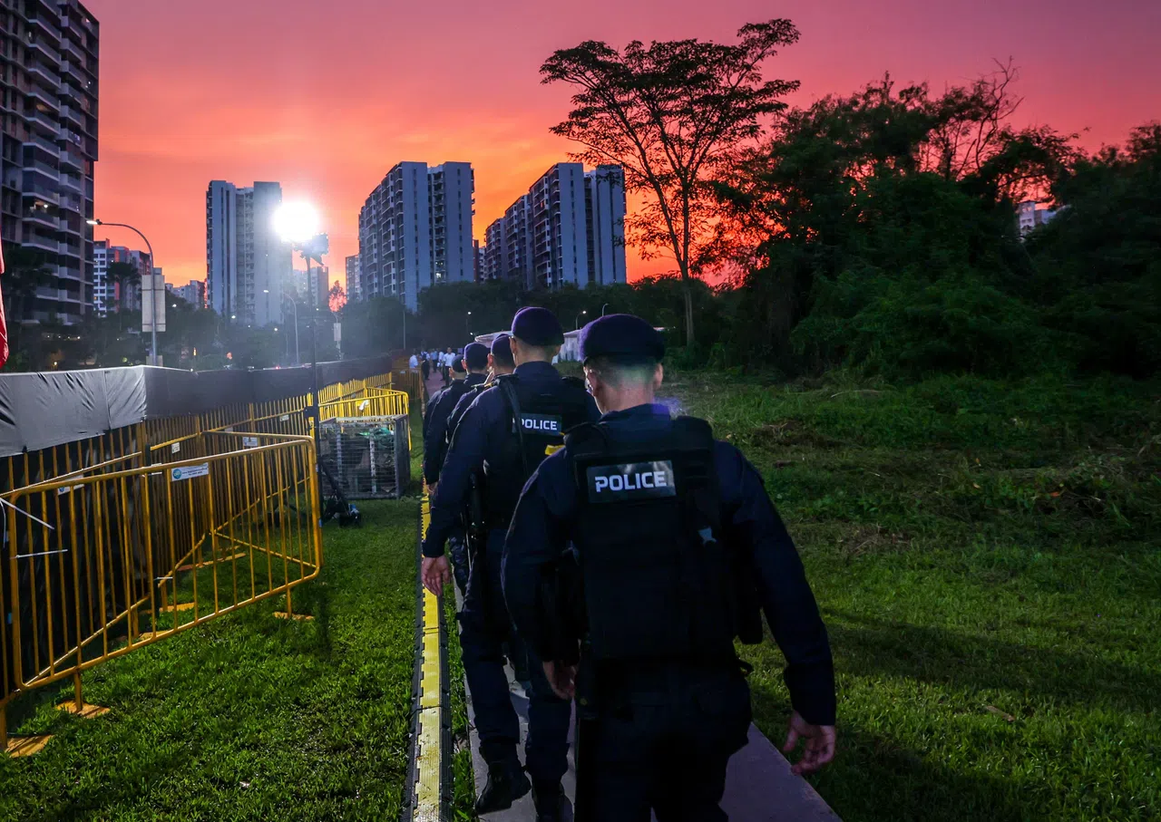 群众大会举行时，警方会派遣不同类型的警员到场维持秩序，确保活动顺利进行。（叶振忠摄）