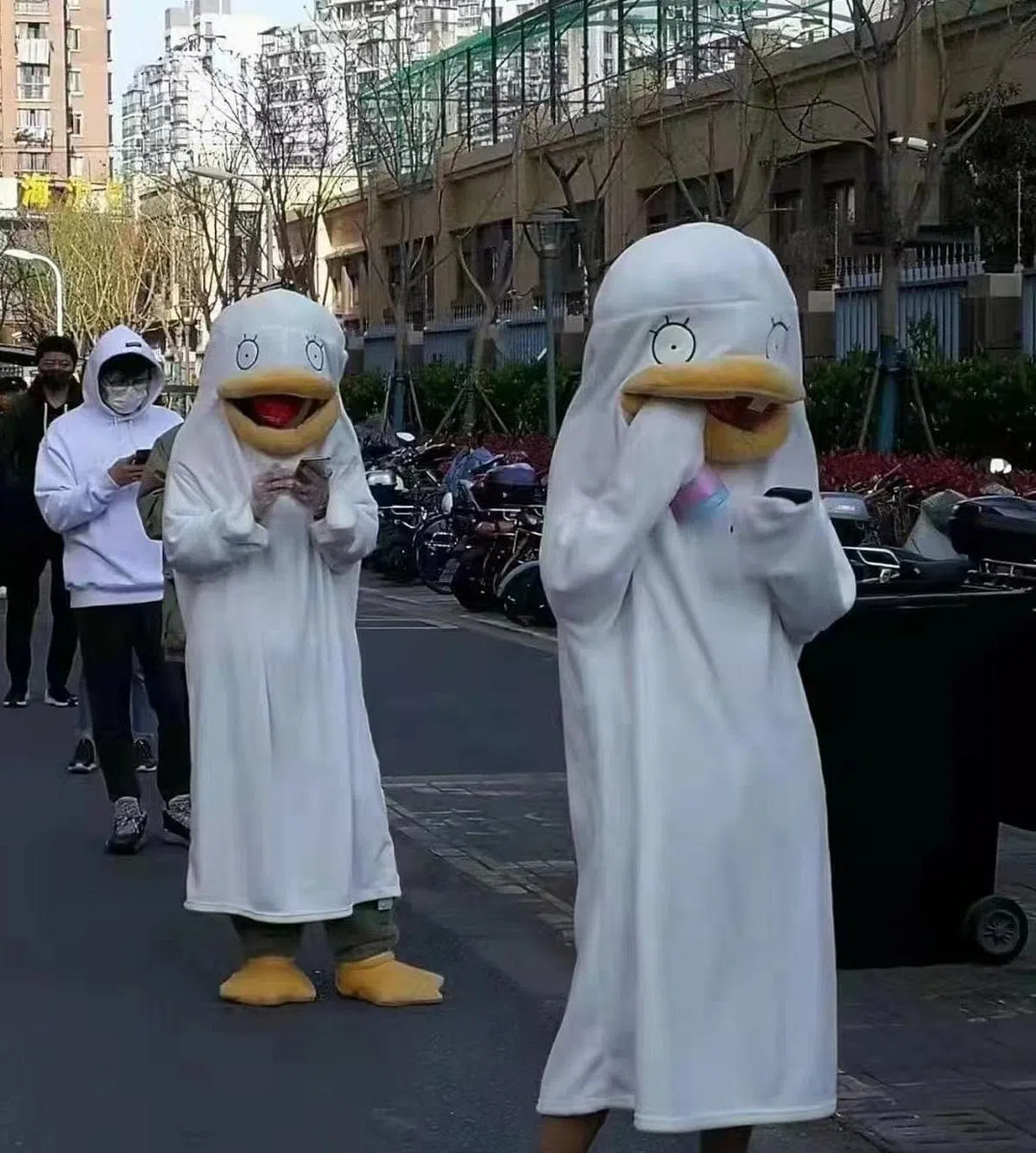 网传照片显示，有排队接受检测的民众特别打扮成卡通人物。（“植先生”微博）