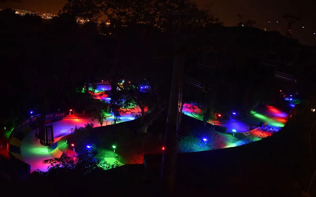 乘坐Skyride空中吊椅俯瞰夜色中的滑车坡道。（图／Skyline Luge Sentosa 提供）