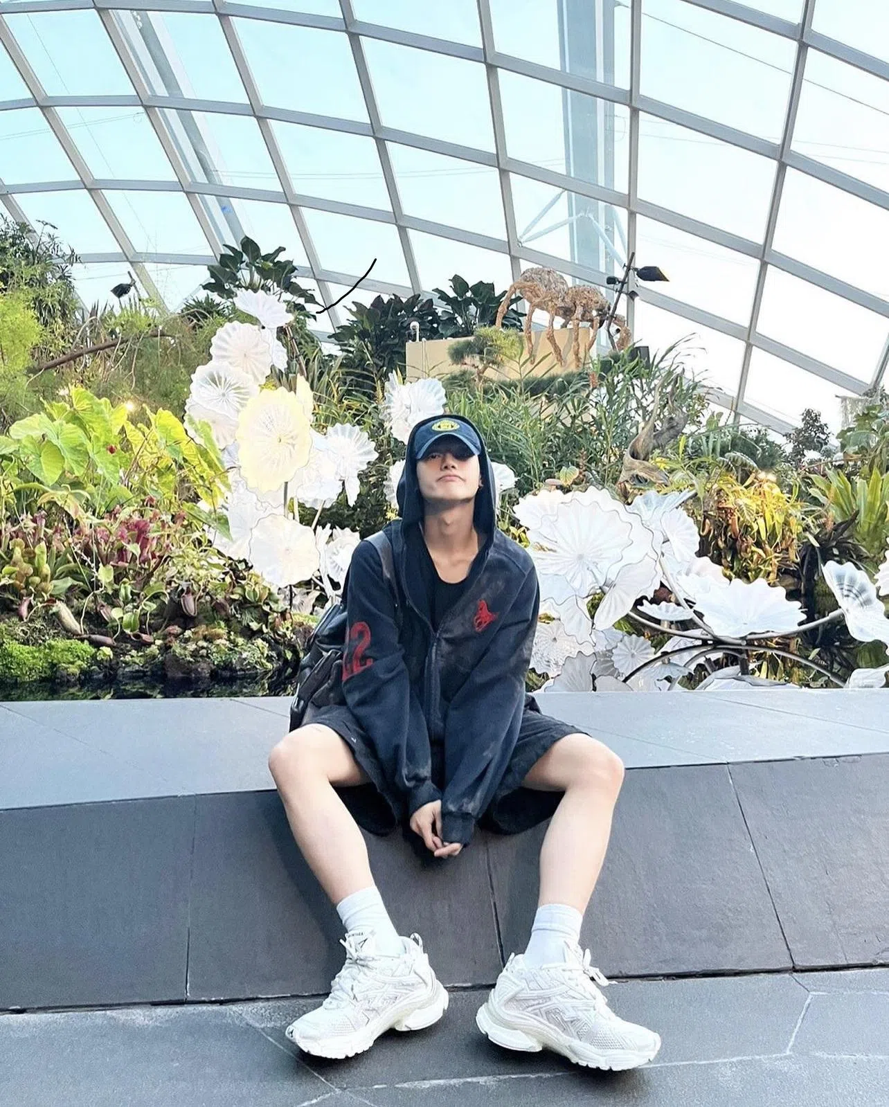  Ateez成员友荣演出前到滨海湾花园游玩。（取自Ateez官方Instagram）