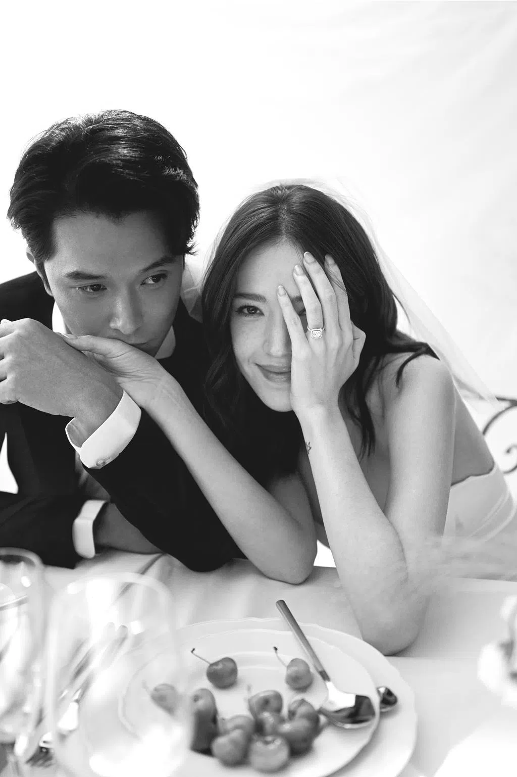 许玮甯（右）和邱泽的婚纱照曝光。（互联网）