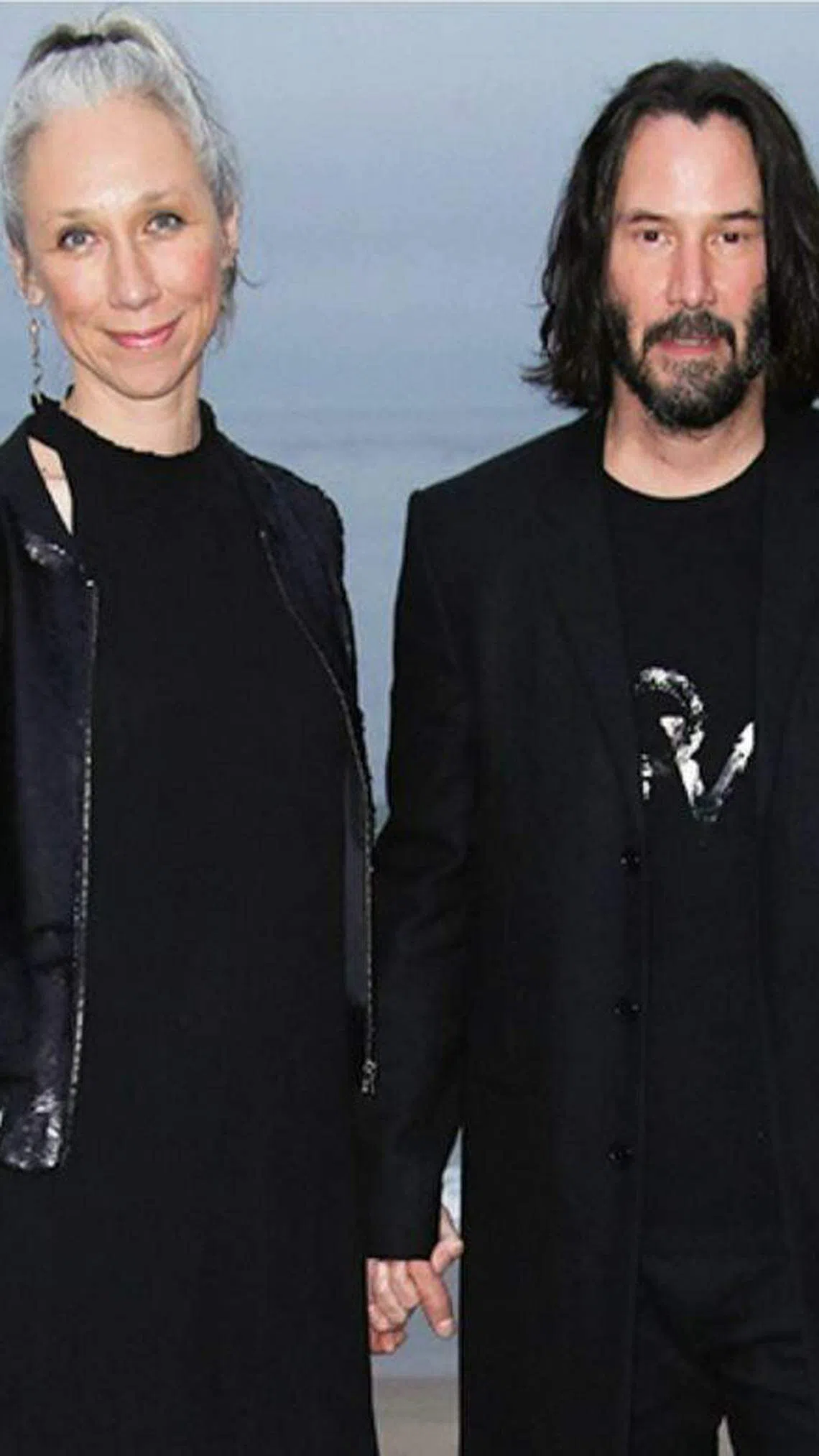 奇诺李维斯（右）与艺术家女友亚历山德拉格兰特感情甜蜜。（互联网）