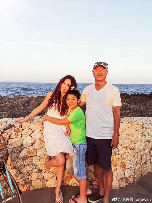 温碧霞2000年嫁给何祖光，两人结婚多年没有生子，仅领养一个儿子。（取自温碧霞微博）